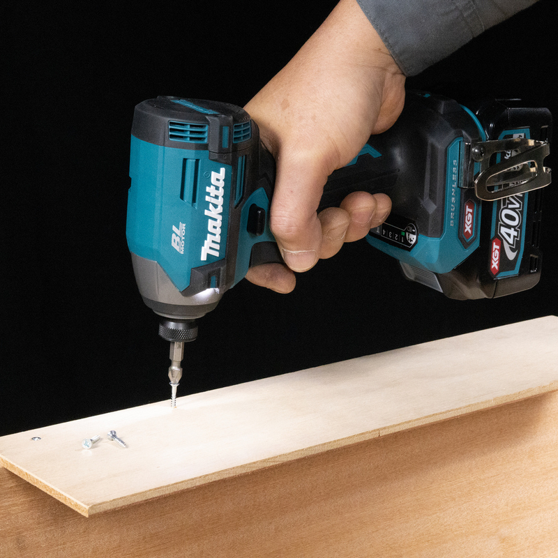 MAKITA  APARAFUSADORA IMPACTO BL 40V MAX XGT 210NM - TD003GZ